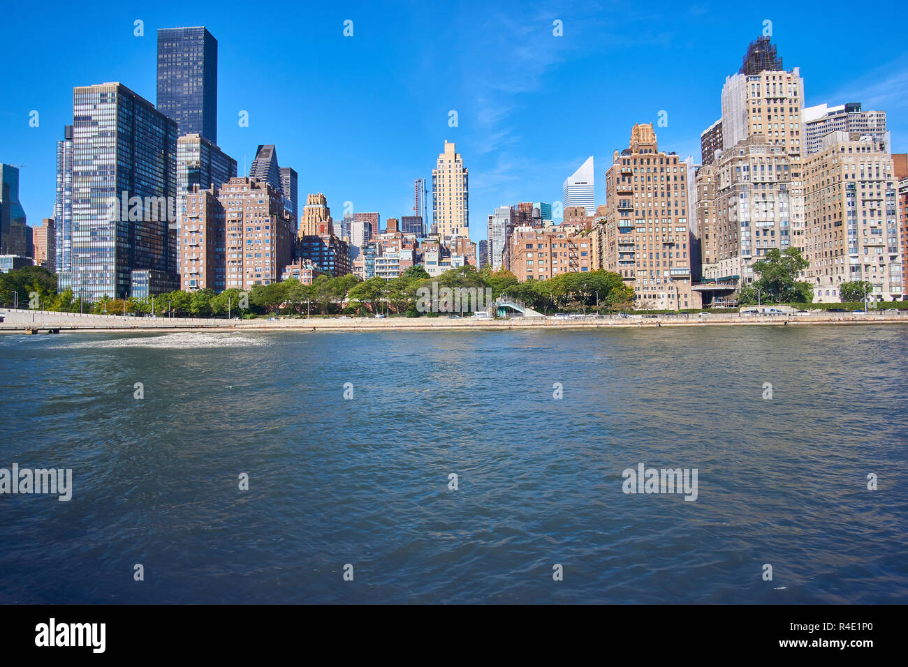 New York City d'immeubles élevés, un ciel bleu et de l'eau Banque D'Images