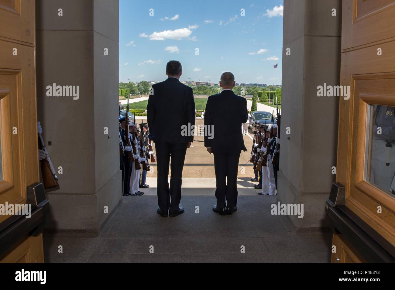 Le Secrétaire à la défense, Jim Mattis est avec le ministre de la Défense pour la République tchèque Martin Stropnický au cours d'une cérémonie à la garde d'honneur le Pentagone à Washington, D.C., le 2 mai 2017. Banque D'Images