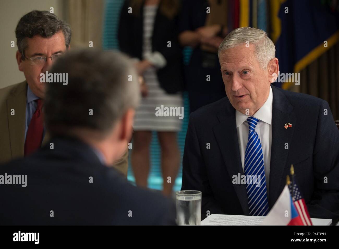 Le Secrétaire à la défense, Jim Mattis parle avec le ministre de la Défense pour la République tchèque Martin Stropnický lors d'une rencontre au Pentagone à Washington, D.C., le 2 mai 2017. Banque D'Images