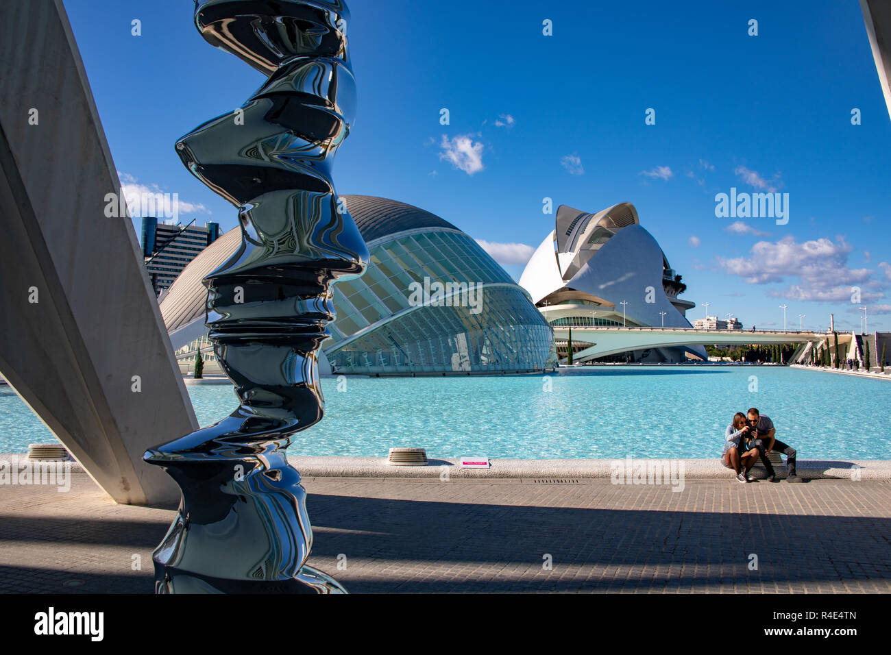 Valence, Espagne. 26 novembre 2018. Les touristes profiter de la fin de l'automne ensoleillé de Valancia au Palais des Arts Crédit : WansfordPhoto/Alamy Live News Banque D'Images