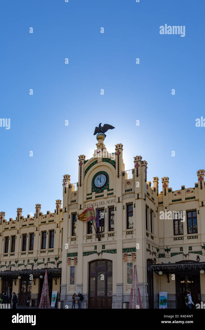 Valence, Espagne. 26 novembre 2018. Les touristes profiter de la fin de l'automne ensoleillé de Valancia au Palais des Arts Crédit : WansfordPhoto/Alamy Live News Banque D'Images