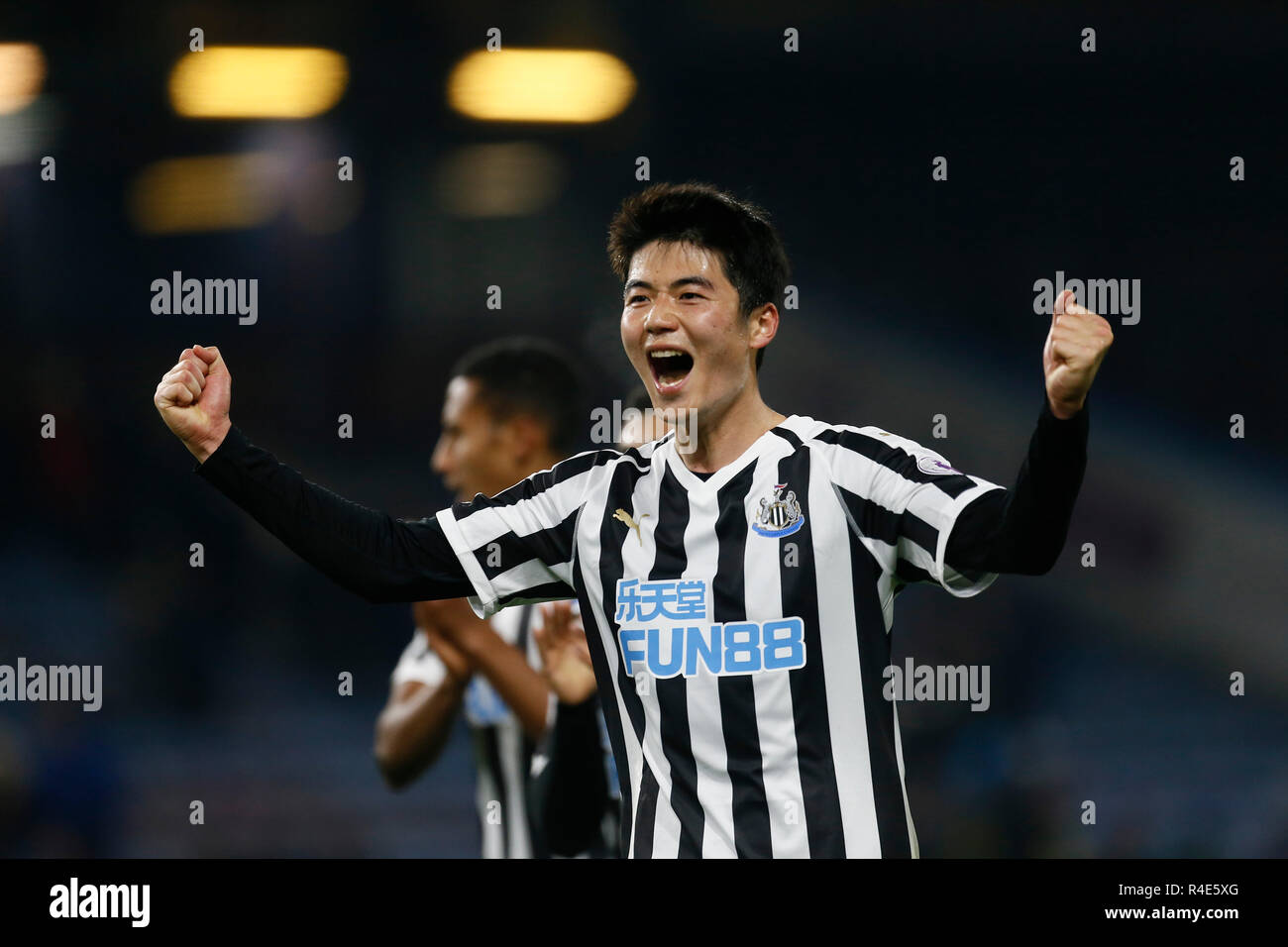 Turf Moor, Burnley, Royaume-Uni. 26 Nov, 2018. EPL, Burnley football Premier League contre Newcastle United ; Ki Sung-Yueng salue le Newcastle United fans à la fin du jeu : Action Crédit Plus Sport/Alamy Live News Banque D'Images