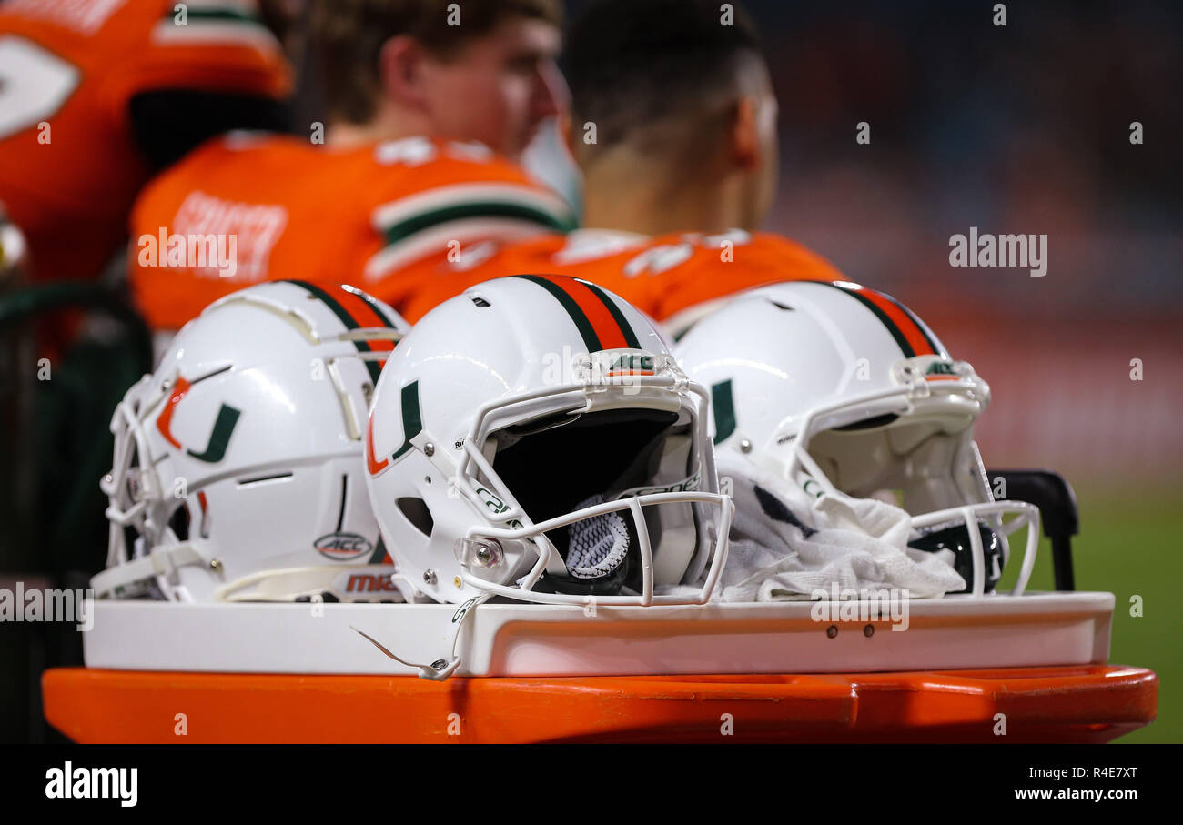 Miami Gardens, Florida, USA. 24 Nov, 2018. Casques Les reste dans la zone des joueurs pendant la partie de football collégial entre les Pittsburgh Panthers et le Miami Hurricanes au Hard Rock Stadium de Miami Gardens, en Floride. Les Hurricanes ont remporté 24-3. Mario Houben/CSM/Alamy Live News Banque D'Images