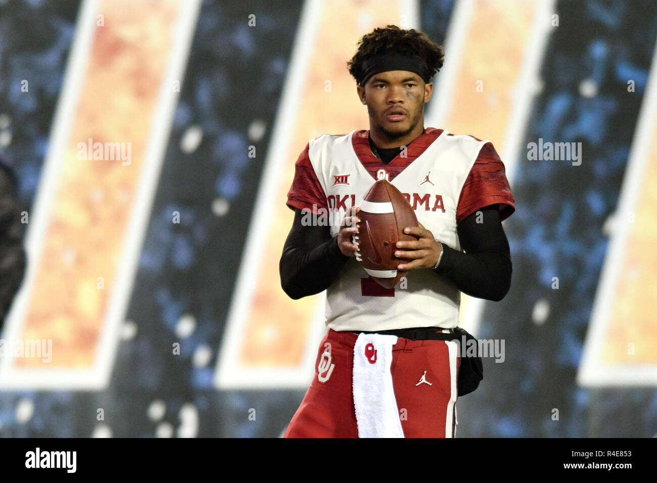 Morgantown, West Virginia, USA. 23 Nov, 2018. Oklahoma Sooners quarterback KYLER MURRAY (1) se réchauffe pour a deuxième moitié au cours de la Big 12 match de football joué à Mountaineer Field de Morgantown, WV. New York beat WVU 59-56 pour trouver une place dans le grand match de championnat 12. Credit : Ken Inness/ZUMA/Alamy Fil Live News Banque D'Images
