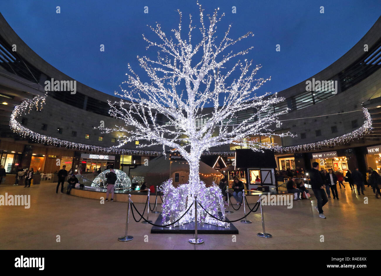 Intu Milton Keynes centre commercial a été transformé en un pays des  merveilles de Noël pour la durée de la saison de vacances Photo Stock -  Alamy