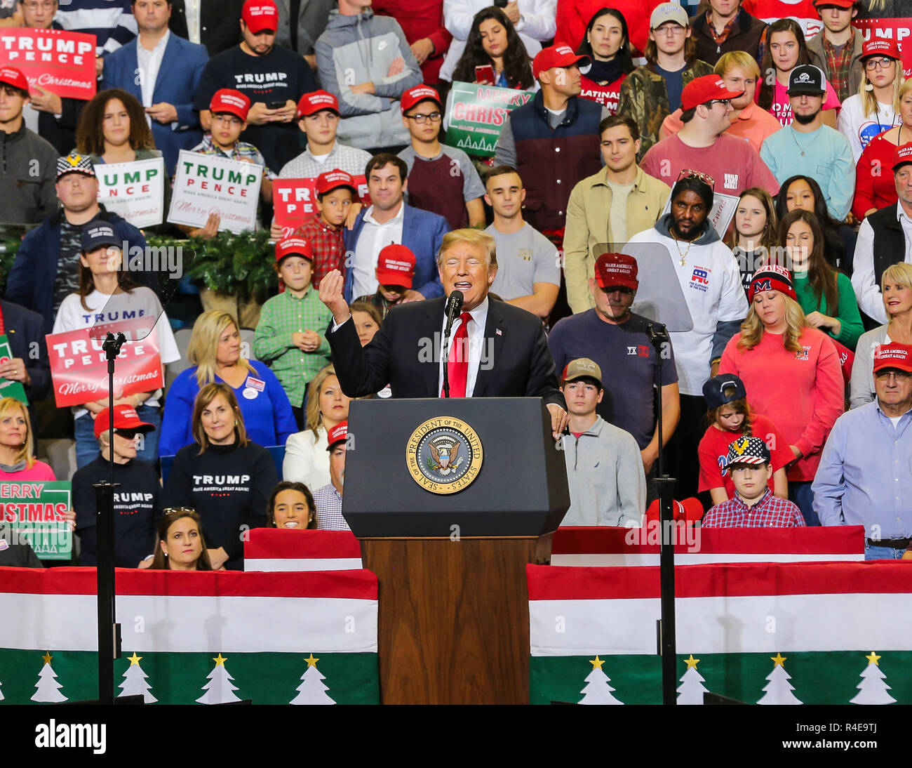 Biloxi, Mississippi, USA. 26 Nov, 2018. Le président Donald Trump est titulaire rassemblement à Biloxi, Mississippi. à l'appui de candidat sortant Sen. Cindy Hyde-Smith le jour avant son deuxième tour contre Mike Espy pour le Sénat américain dans le Mississippi Crédit : Tom Pumphret/Alamy Live News Banque D'Images