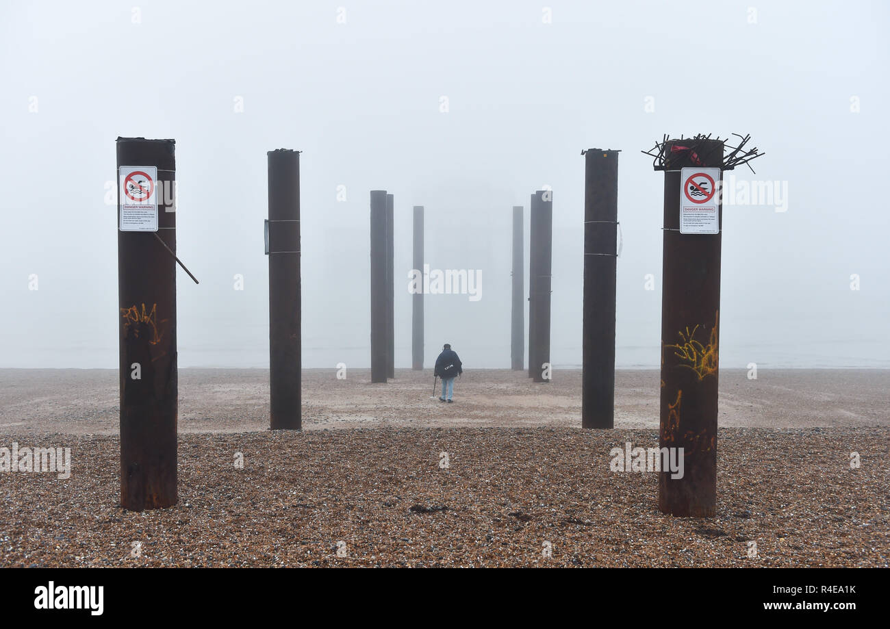 Brighton, UK. 27 Nov, 2018. Un brouillard épais sur la plage de Brighton et le front de mer par le West Pier de Brighton ce matin mais plus doux et pluvieux est prévu en Grande-Bretagne au cours des prochains jours de crédit : Simon Dack/Alamy Live News Banque D'Images