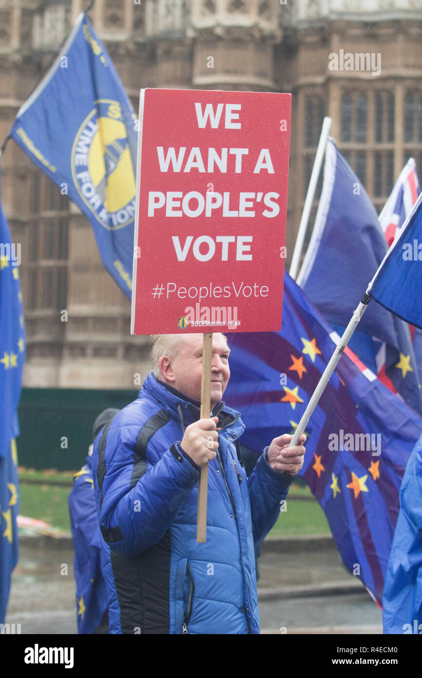 London UK. 27 novembre 2018.UE Pro protestataires de SODEM, Stand de Défi Mouvement Européen continuent leur manifestation devant le Parlement pour exiger un vote du peuple en tant que premier ministre Theresa peut se lance dans une tournée de 2 semaines de la Grande-Bretagne de vendre son Brexit portent sur l'accord qui a été ratifié par les 27 dirigeants de l'Union européenne Credit : amer ghazzal/Alamy Live News Banque D'Images