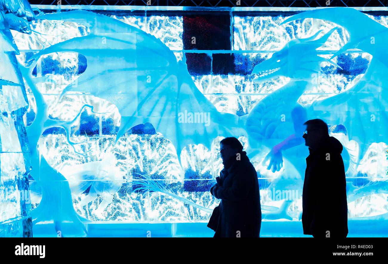 Bruxelles, le festival des sculptures en glace. 6 janvier, 2019. Les  touristes profiter des sculptures de glace à Bruges Festival des sculptures  en glace à Bruges, Belgique, le 27 novembre 2018. Le