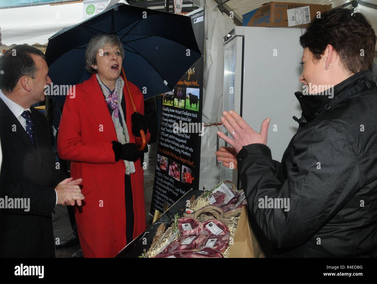 Llanelwedd, Builth bien, Pays de Galles, Royaume-Uni, 27 novembre 2018 Le Premier ministre britannique, Theresa peut parle à Jess Walton, Goodwin de Presteigne, Powys au Royal Welsh Winter Fair, Llanelwedd Builth Wells, Powys, Pays de Galles. UK. Crédit : Andrew Compton/Alamy Live News Banque D'Images