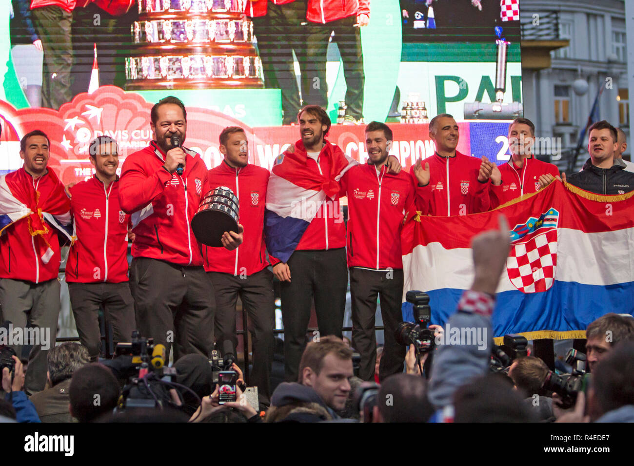 Zagreb, Croatie. 26Th Nov 2018. L'équipe de tennis croate après avoir remporté la Coupe Davis en 2018 à Lille, France, sur Bienvenue accueil célébration sur la place Ban Jelacic à Zagreb, Croatie. Crédit : Ivan Smuk/Alamy Live News Banque D'Images