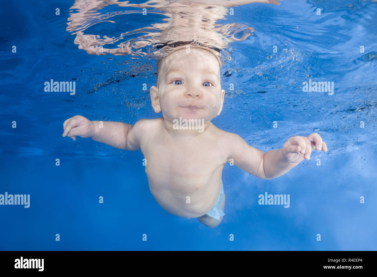 Petit Bebe Garcon Apprend A Nager Sous L Eau Bebes Nageurs Sous L Eau Dans La Piscine Sur Un Fond De L Eau Bleu Vie Familiale Saine Et Enfants Wat Photo Stock Alamy