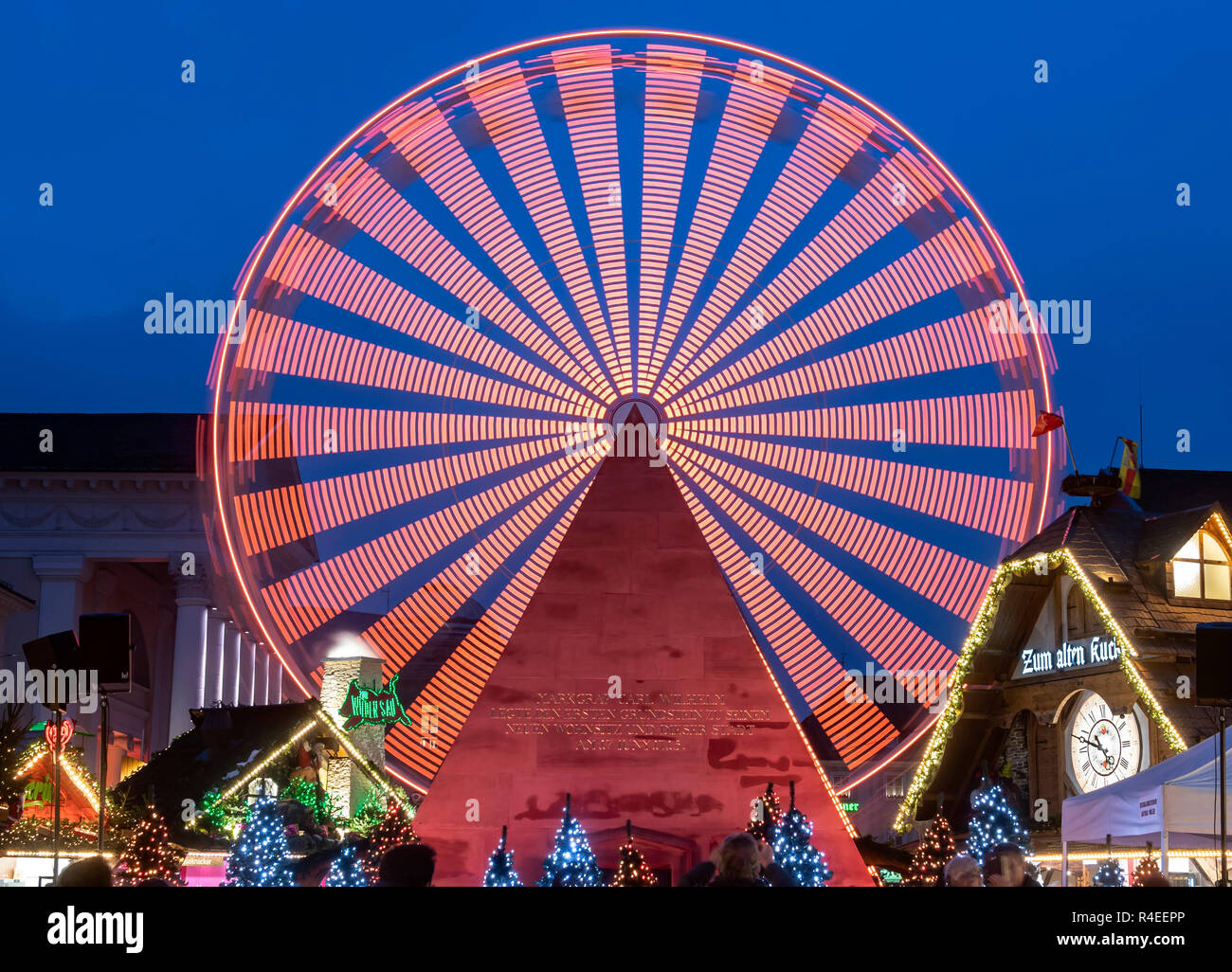 Karlsruhe, Allemagne. 27 Nov, 2018. Au marché de Noël sur la place du marché de Karlsruhe, une grande roue tourne. Au premier plan est la "pyramide" de Karlsruhe. C'est le tombeau de la ville fondateur Karl Wilhelm von Baden-Durlach. Le marché de Noël se déroule du 27.11.2018 au 23.12.2018. Credit : Uli Deck/dpa/Alamy Live News Banque D'Images