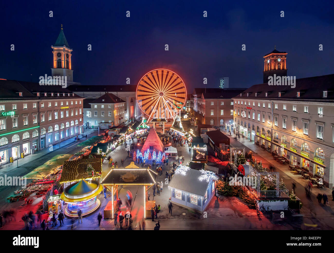 Karlsruhe, Allemagne. 27 Nov, 2018. Au marché de Noël sur la place du marché  de Karlsruhe, une grande roue tourne. Le marché de Noël se déroule du  27.11.2018 au 23.12.2018. Credit :