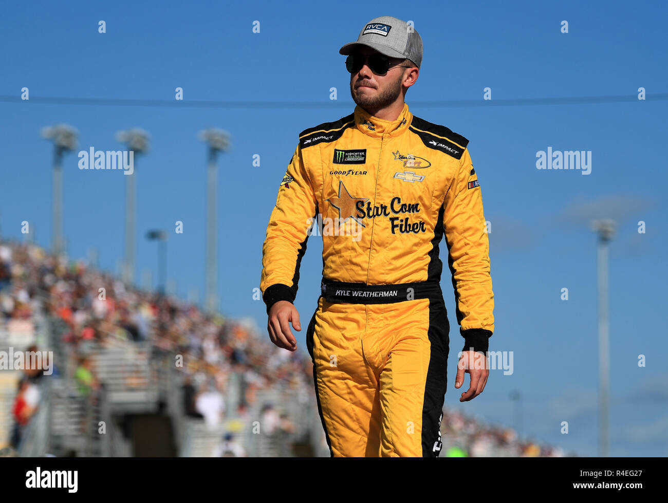 Homestead, Floride, USA. 18 Nov, 2018. Kyle Weatherman, conducteur de la (99) International Marine/Native Boatworks Chevrolet, est présenté à la foule lors de la cérémonie d'ouverture de la NASCAR Cup Series Monster Energy Chevrolet Volt 2011 400 Championnat au Homestead-Miami Speedway à Homestead, Floride Mario Houben/CSM/Alamy Live News Banque D'Images