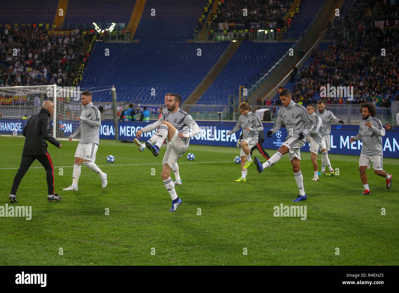 Stadio Olimpico, Rome, Italie. 27 Nov, 2018. Ligue des Champions de football, EN TANT QUE Roms contre Real Madrid ; les joueurs du Real Madrid se réchauffer avant le match : Action Crédit Plus Sport/Alamy Live News Banque D'Images