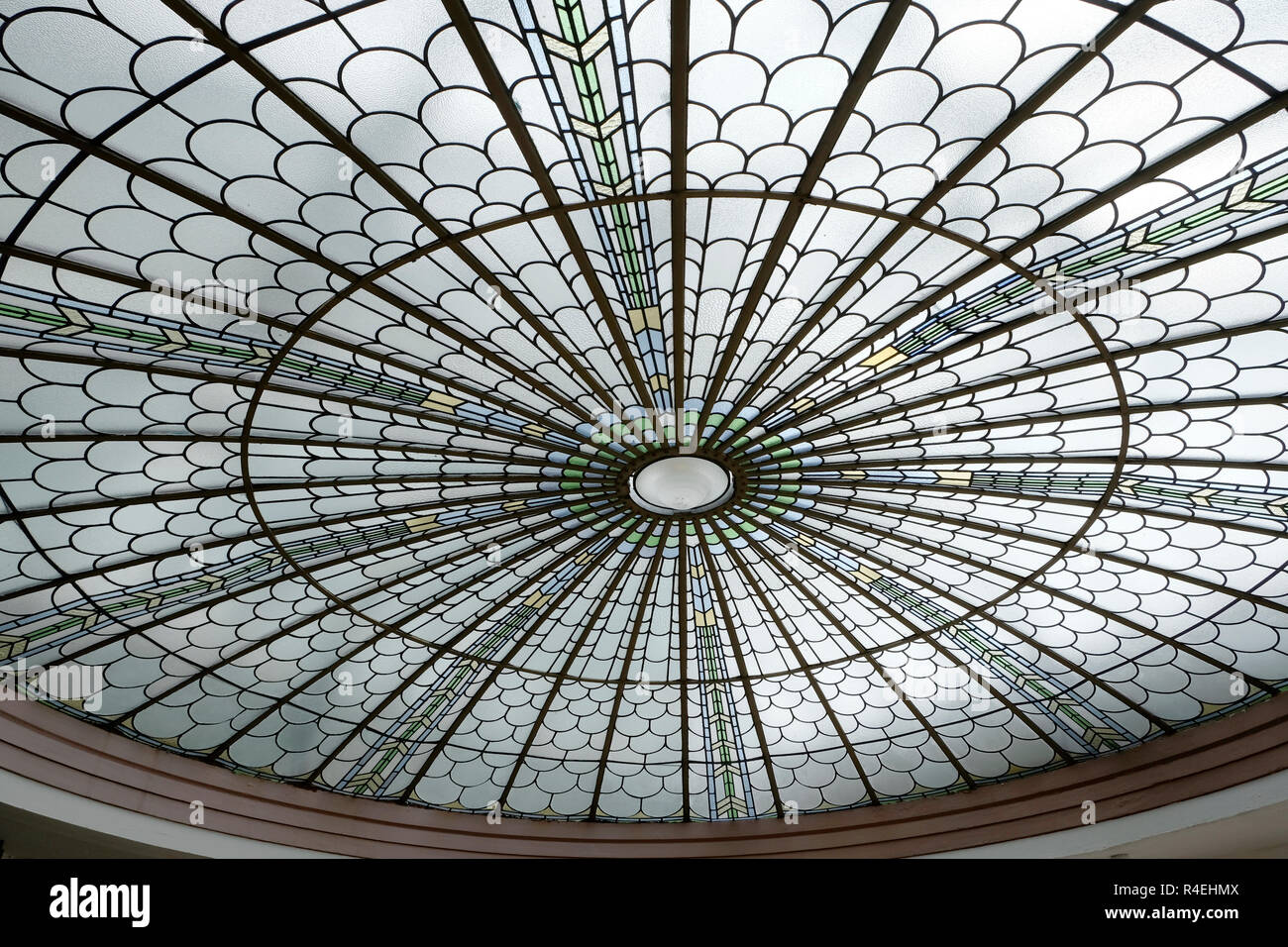 Plafonnier Art Déco dans le toit de la Bar Palm Court Hotel, Ile de Burgh,  Bigbury-on-Sea, dans le Devon Photo Stock - Alamy