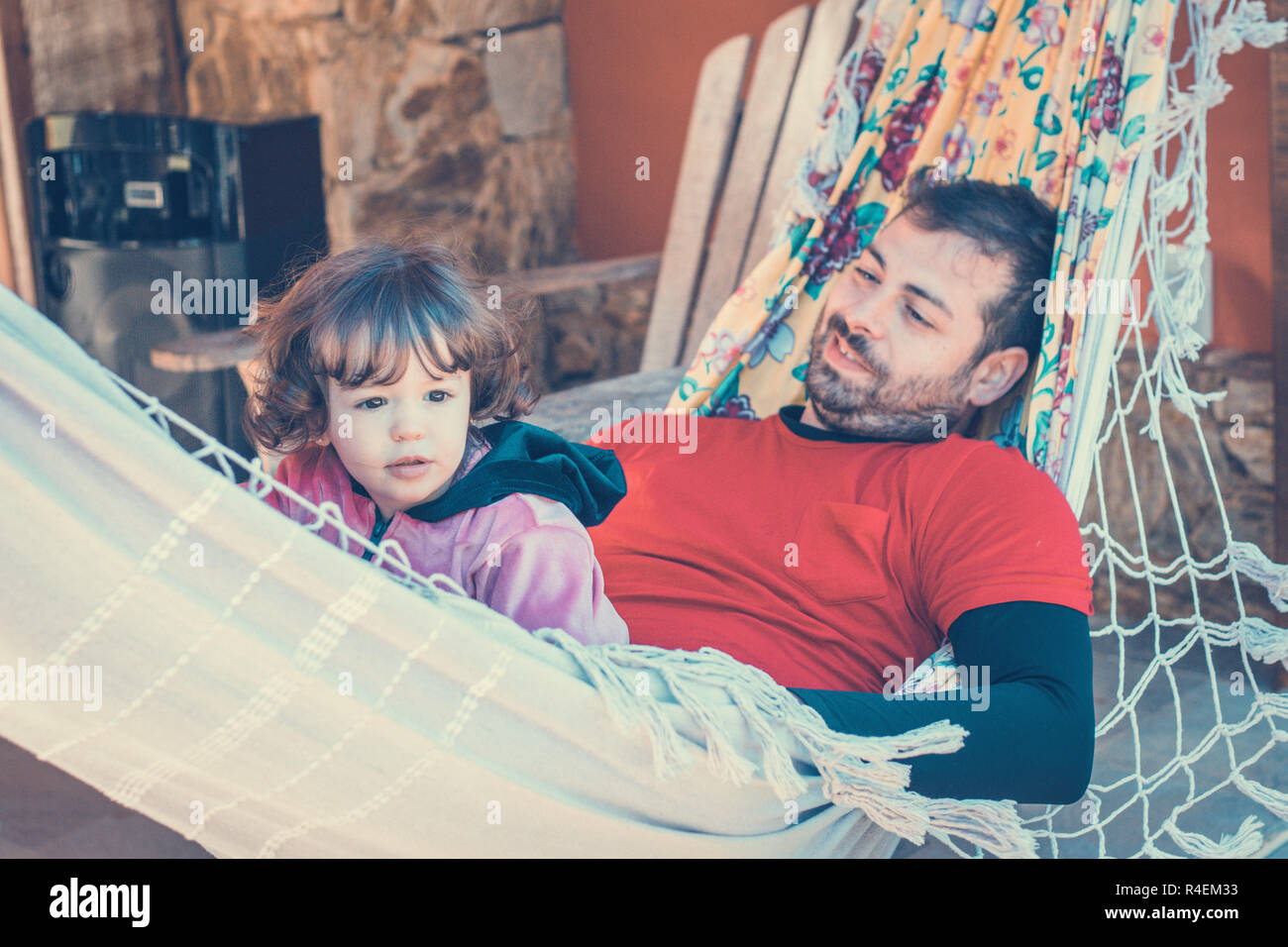 Portrait d'un père et sa fille couchée sur le hamac Banque D'Images