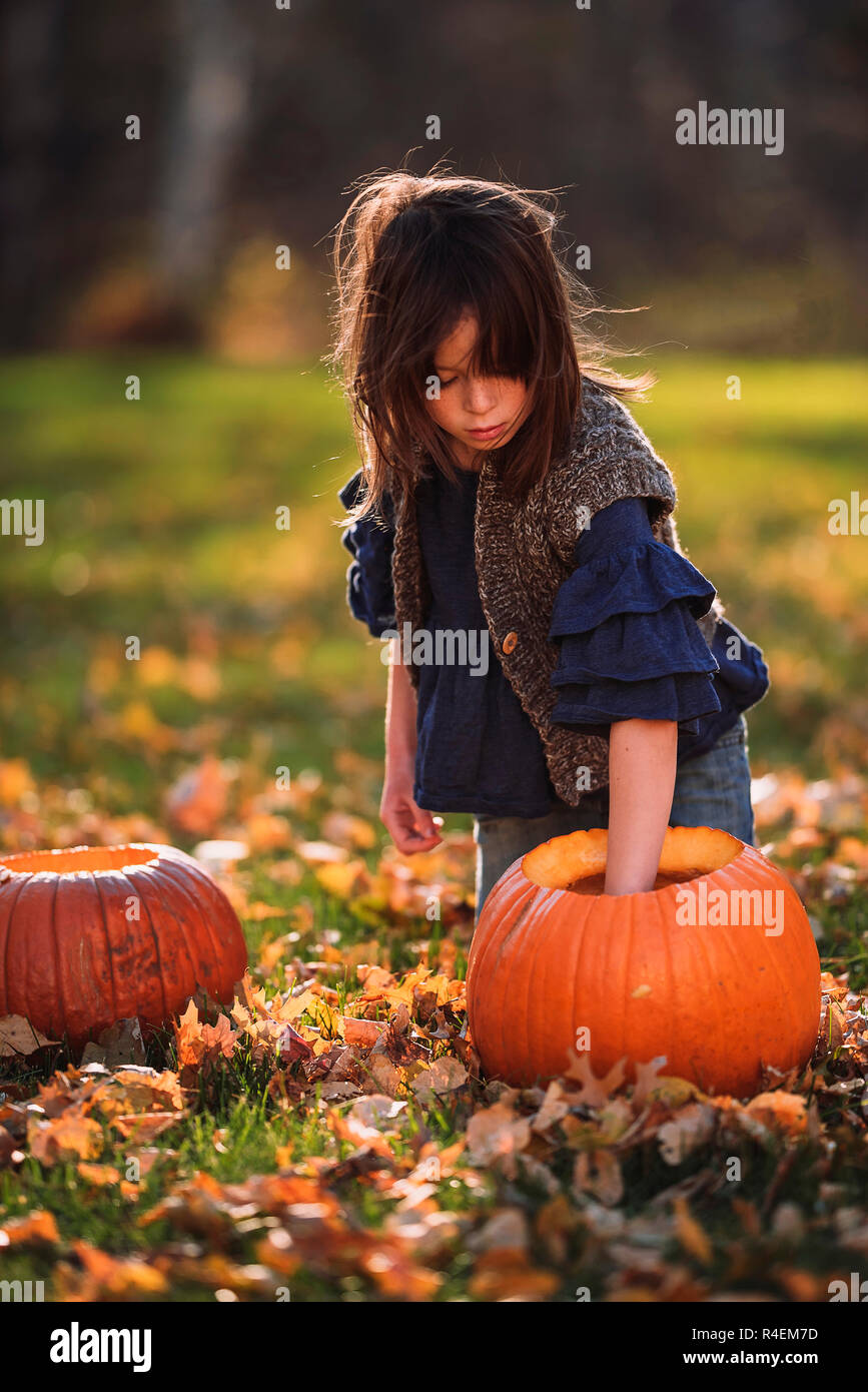 Sculpture d'un fille Halloween citrouille dans le jardin, United States Banque D'Images