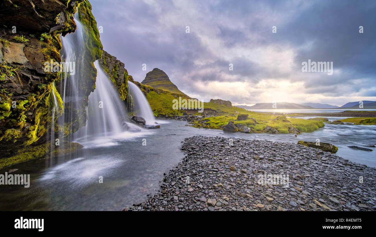 Kirkjufellsfoss au lever du soleil, de l'Islande Banque D'Images