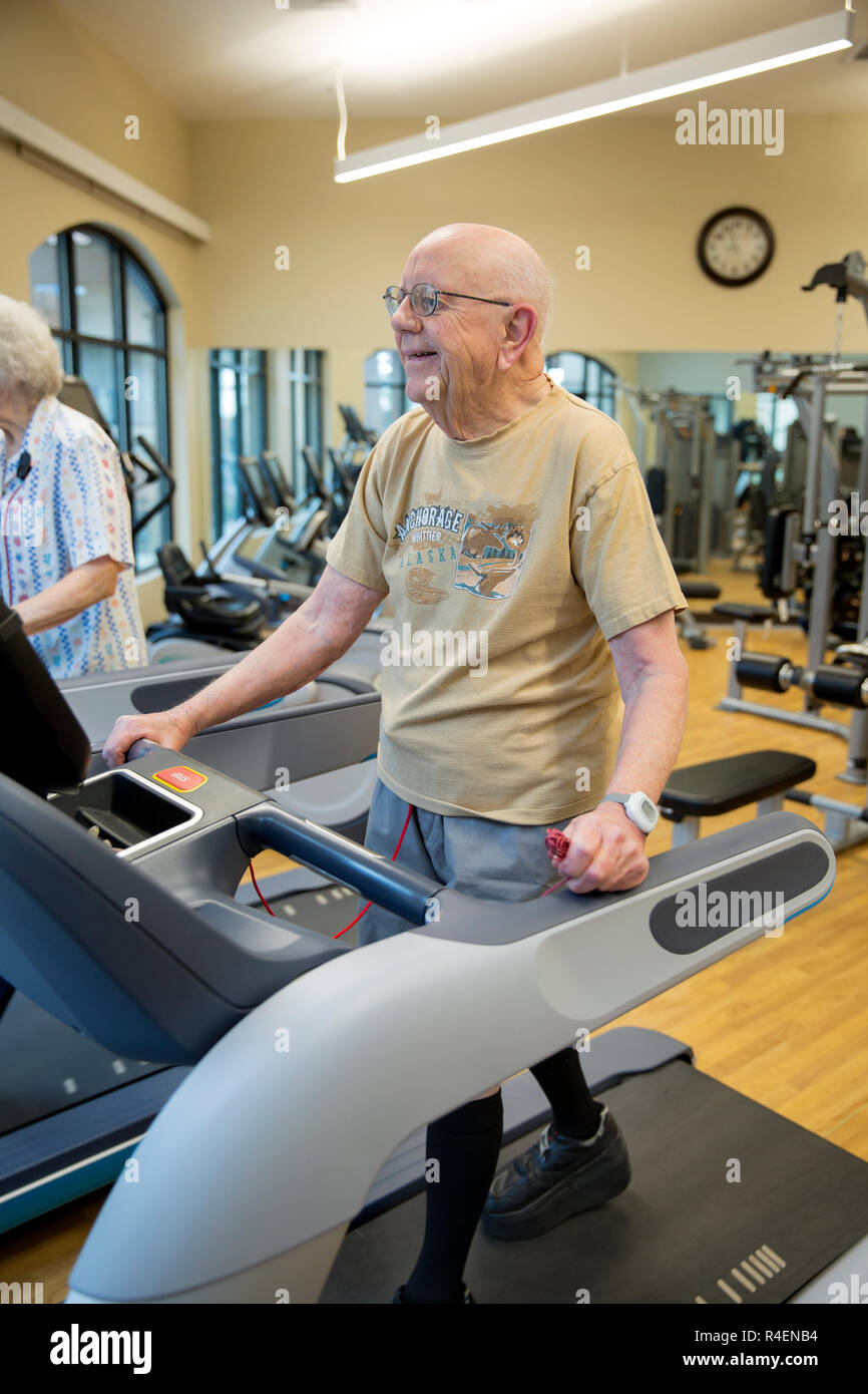 Old Man working out in Gym Banque D'Images