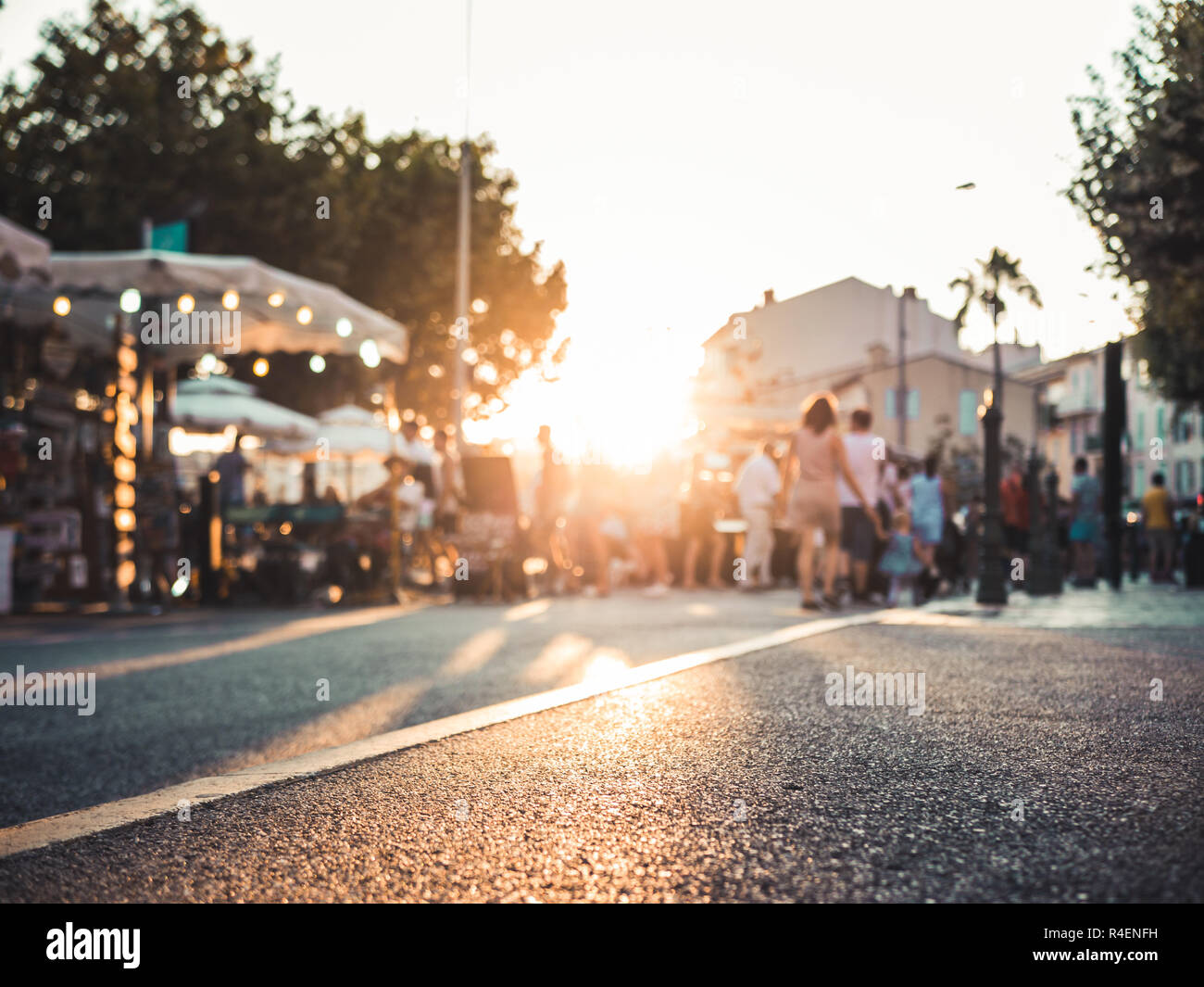 Golden Hour : scène de marché convival dans le sud de la France au coucher du soleil Banque D'Images