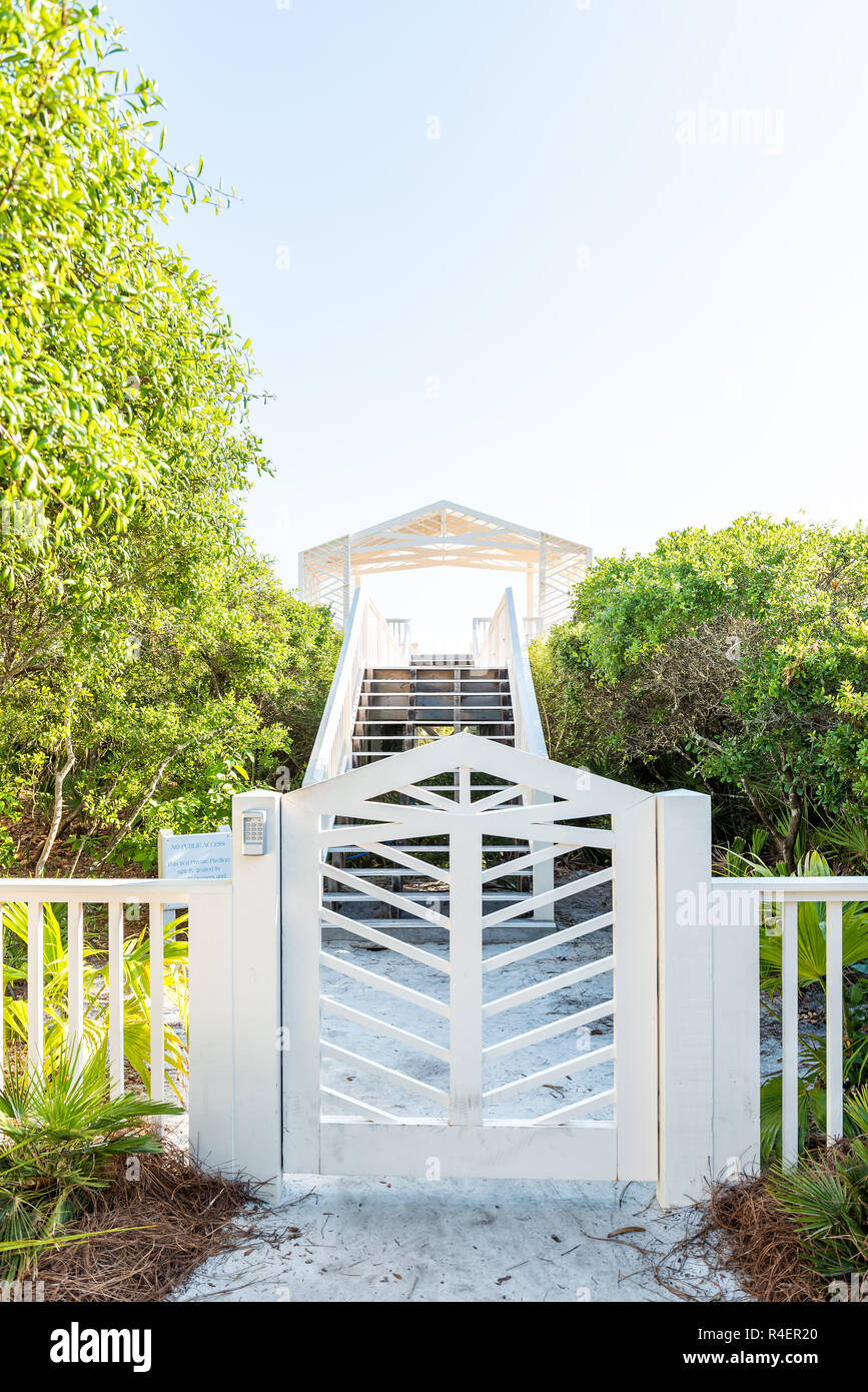 Seaside, États-Unis - 25 Avril 2018 : pavillon en bois par beach ocean, personne, d'un belvédère en Floride, l'architecture, les étapes au cours de la journée ensoleillée, entrée fermée Banque D'Images