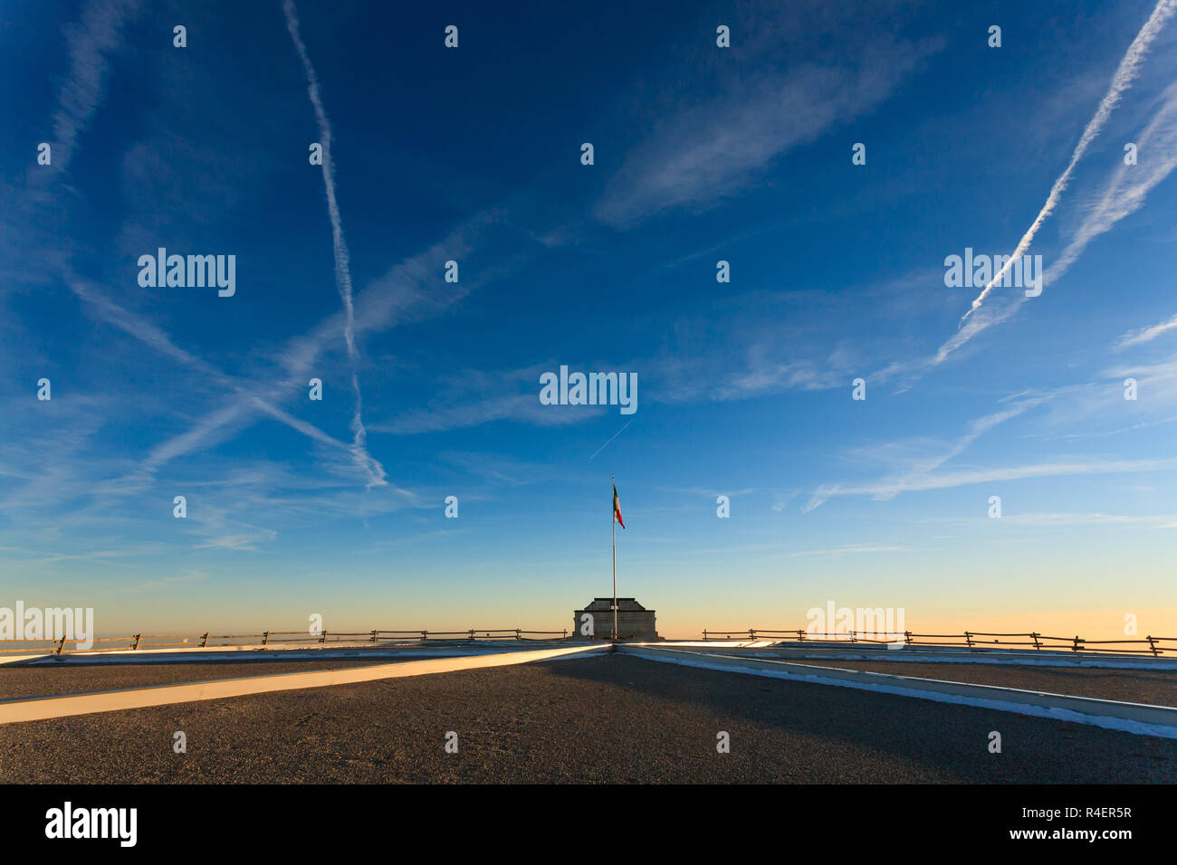 Drapeau Italien on blue sky Banque D'Images