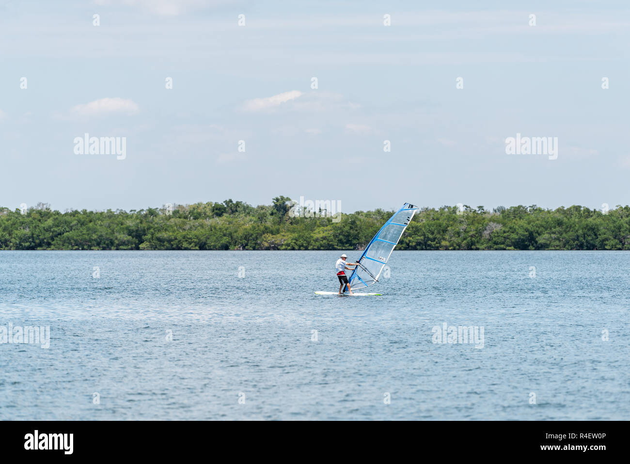 L'île de Sanibel, USA - Le 29 avril 2018 : surf, planche à voile à bord de surf dans la baie de Floride, près de la mer, plage, côte littoral Banque D'Images