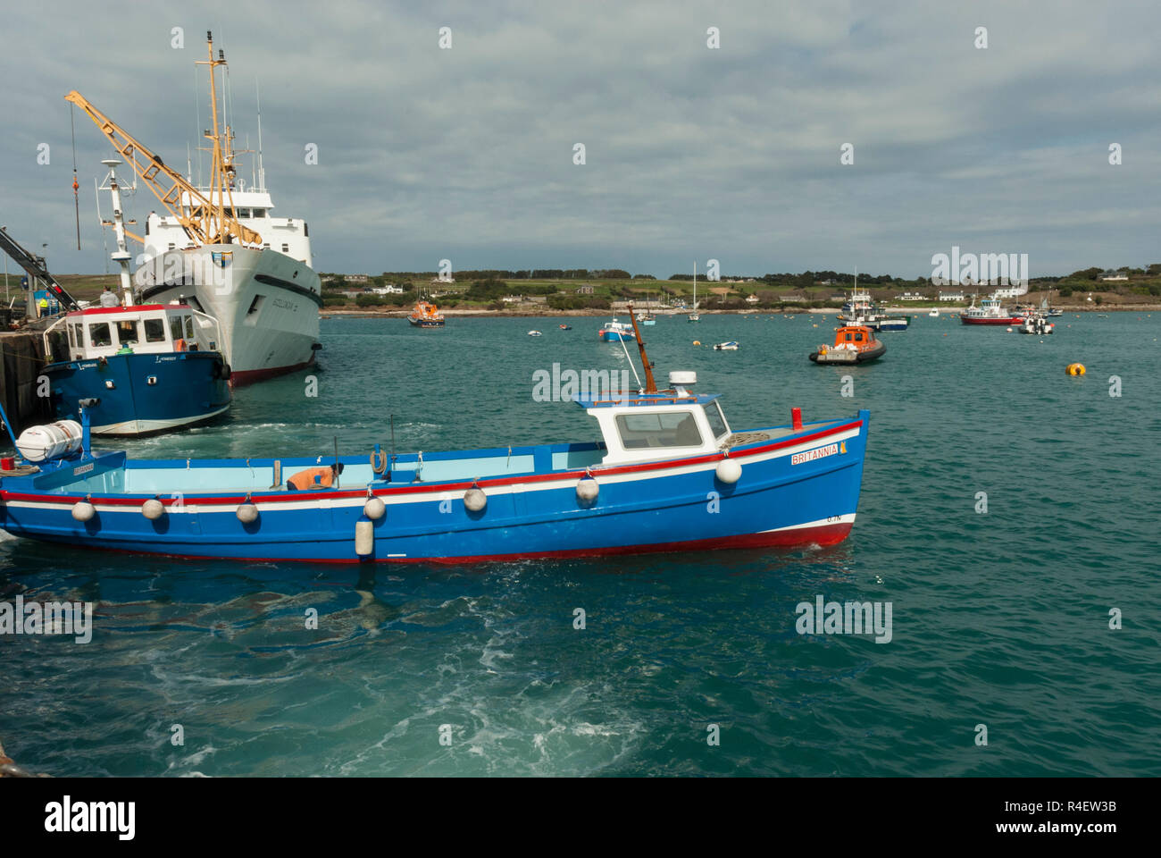 Le port de Hugh Town, St Mary, Îles Scilly avec le Scillonian ferry et autres petits bateaux et ferries dans le soleil du printemps. Banque D'Images