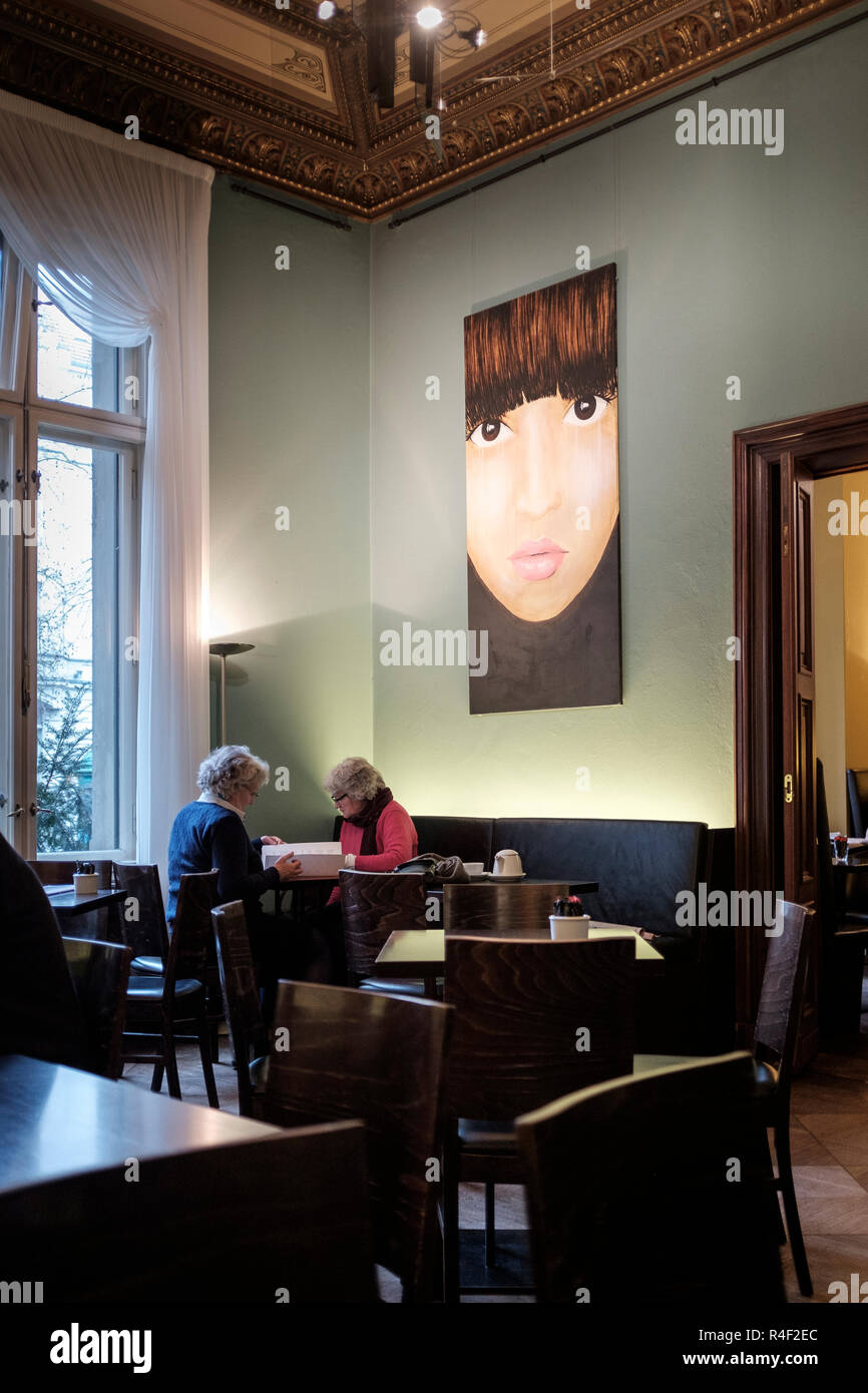 Allemagne, Berlin,Fasanenstrasse, intérieur de Café im Literaturhaus - Wintergarten.Café-restaurant avec une véranda et terrasse, offrant un hebdomadaire chan Banque D'Images