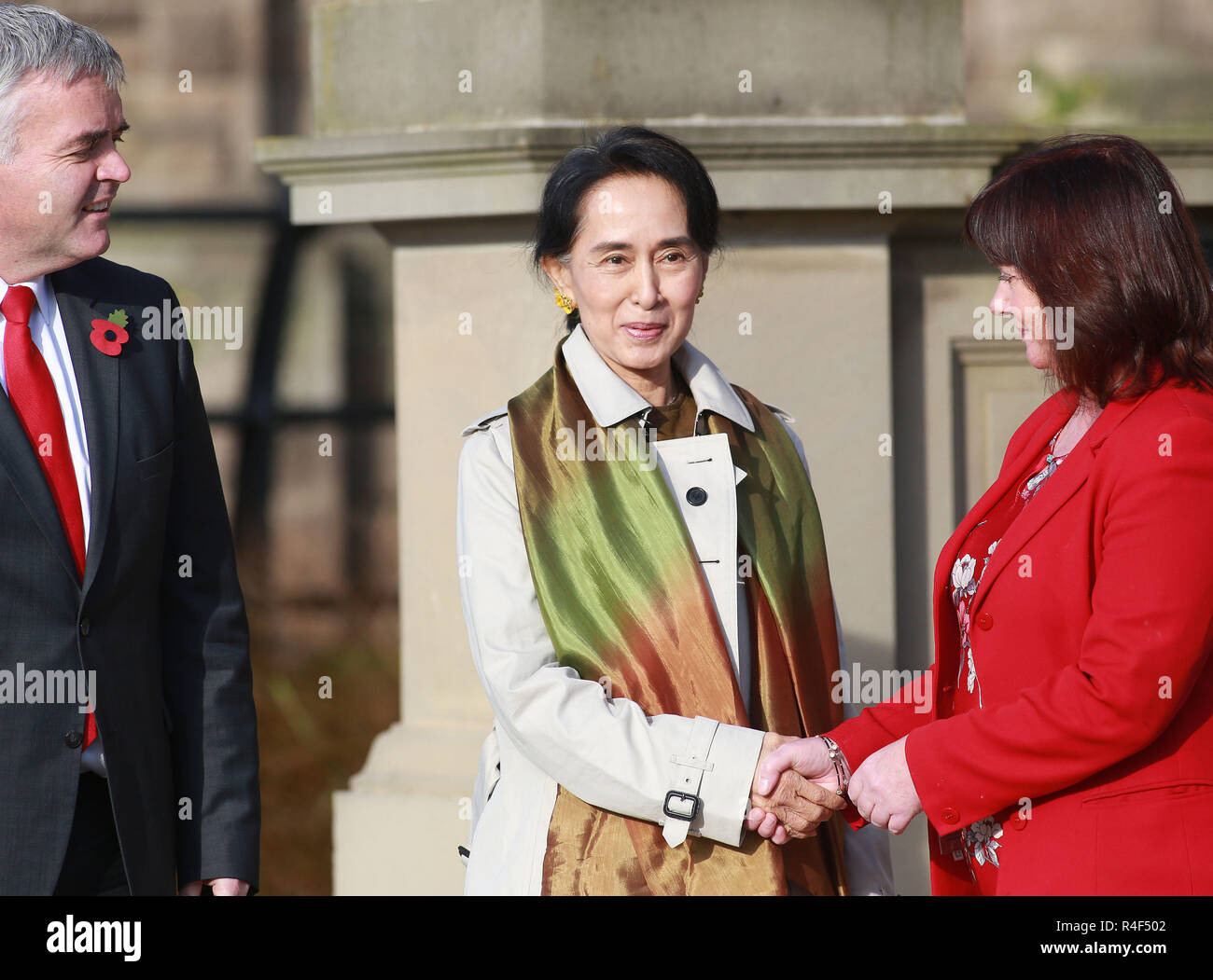 Chef de l'opposition birmane Aung San Suu Kyi est accueilli par les ministres Junior, Jonathan Bell et Jennifer McCann du bureau du premier ministre et vice-Premier ministres en tant qu'elle est arrivée à Stormont Castle à Belfast, en Irlande du Nord Jeudi, août 24th, 2013. Suu Kyi est sur un tour de deux semaines de l'Europe qui inclura aussi les arrêts à l'Italie. Photo/Paul McErlane Banque D'Images