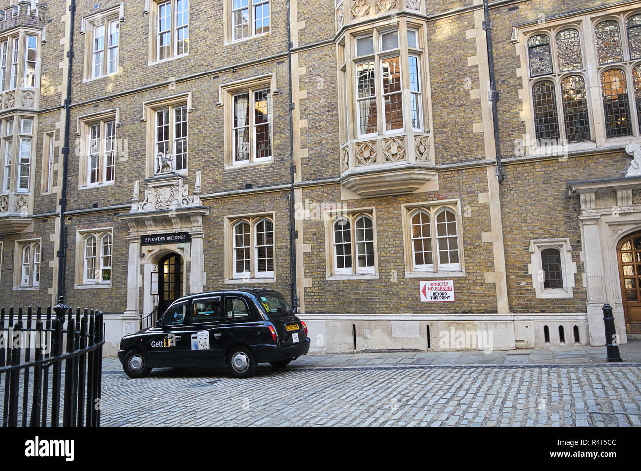Rue étroite et black taxi voiture à Londres, ville de Londres. Banque D'Images