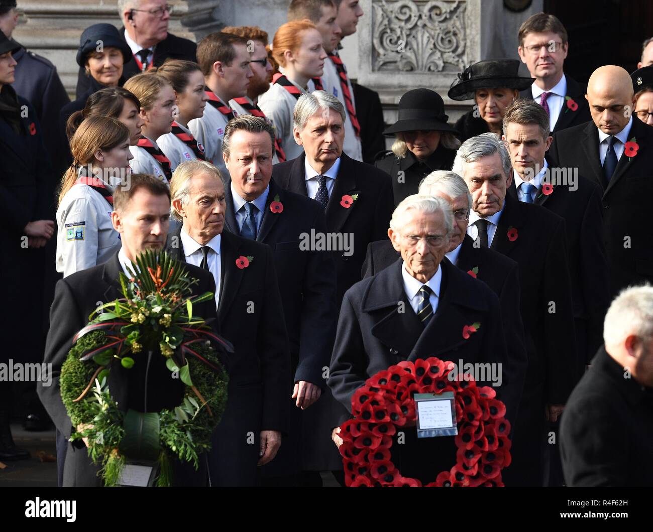 11/11/2018. Londres, Royaume-Uni. Dimanche du souvenir et le Centenaire de l'Armistice. Les anciens premiers ministres David Cameron, Tony Blair et Gordon Brown rejoindre la reine Elizabeth II accompagné par des membres de la famille royale dont le Prince Charles, prince de Galles et Camilla, la duchesse de Cornwall, le Prince William, duc de Cambridge et Catherine, duchesse de Cambridge, le prince Harry, le duc de Sussex et Meghan, La Duchesse de Sussex , assister aux cérémonies du dimanche service au Cénotaphe au centre de Londres pour le Centenaire de la fin de la Première Guerre mondiale. Photo par Andrew Pa Banque D'Images