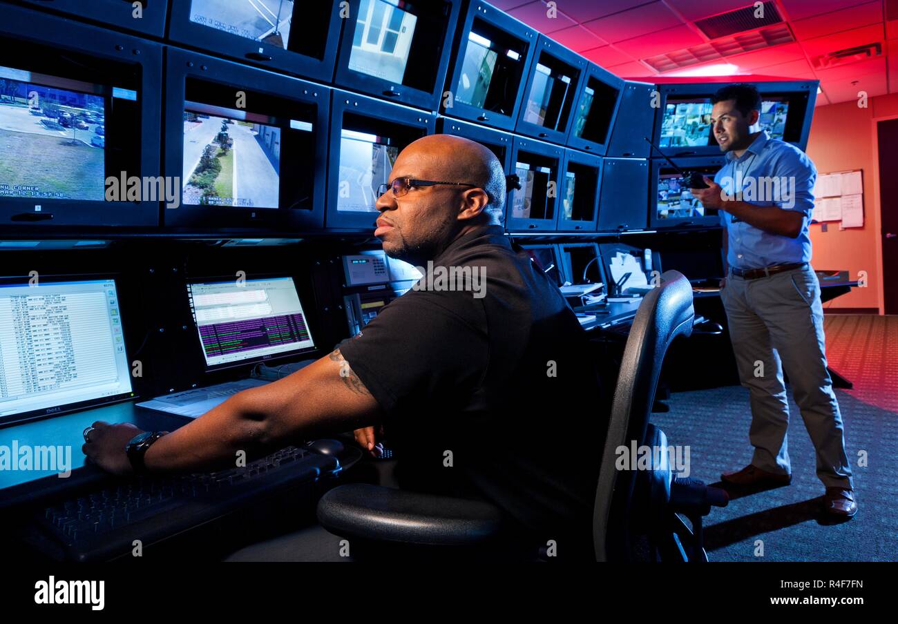 Federal Bureau of Investigation (FBI - -les agents travaillent à l'ordinateur dans le bureau de la division des crimes cybernétiques. Le FBI Cyber Division est une division Bureau fédéral d'investigation qui dirige l'effort national pour enquêter et poursuivre les crimes sur Internet, y compris les "cyber basé le terrorisme, l'espionnage, les intrusions informatiques, et les grands la cyberfraude.' Cette division du FBI utilise l'information recueillie pendant l'enquête pour informer le public des tendances actuelles en matière de cyber-crime.Federal Bureau of Investigation Il est axé autour de trois grandes priorités : l'intrusion de l'ordinateur, le vol d'identité, et la cyberfraude. Banque D'Images