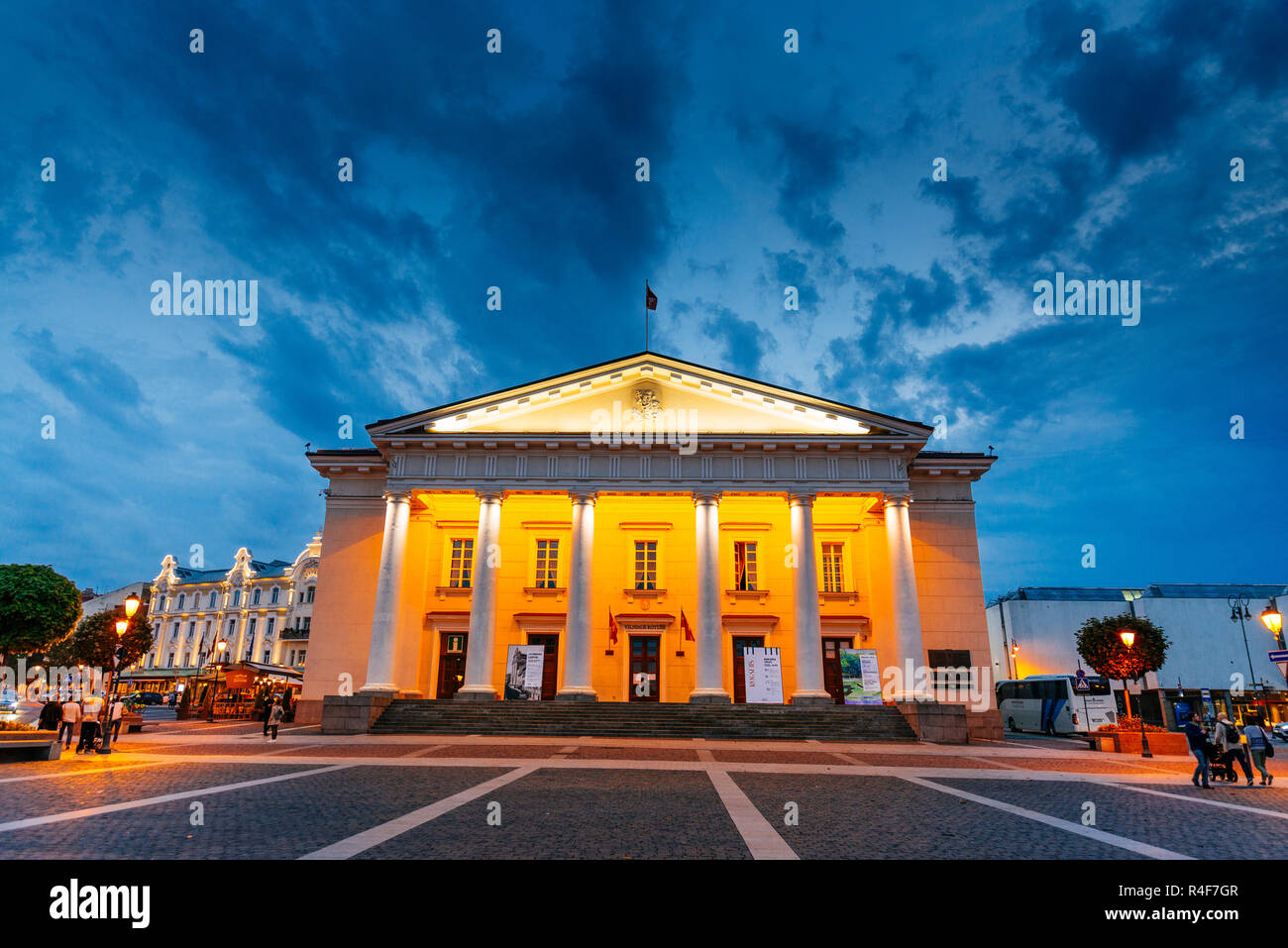 Hôtel de ville de Vilnius à la place du même nom dans la vieille ville de Vilnius. L'actuel hôtel de ville de Vilnius a été reconstruite en style néoclassique d'après Banque D'Images