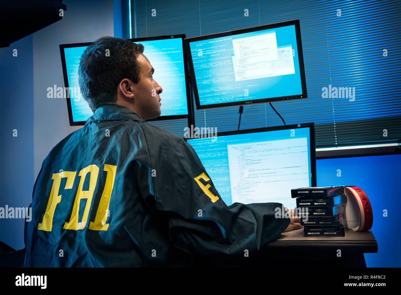 Federal Bureau of Investigation (FBI - -les agents travaillent à l'ordinateur dans le bureau de la division des crimes cybernétiques. Le FBI Cyber Division est une division Bureau fédéral d'investigation qui dirige l'effort national pour enquêter et poursuivre les crimes sur Internet, y compris les "cyber basé le terrorisme, l'espionnage, les intrusions informatiques, et les grands la cyberfraude.' Cette division du FBI utilise l'information recueillie pendant l'enquête pour informer le public des tendances actuelles en matière de cyber-crime.Federal Bureau of Investigation Il est axé autour de trois grandes priorités : l'intrusion de l'ordinateur, le vol d'identité, et la cyberfraude. Banque D'Images