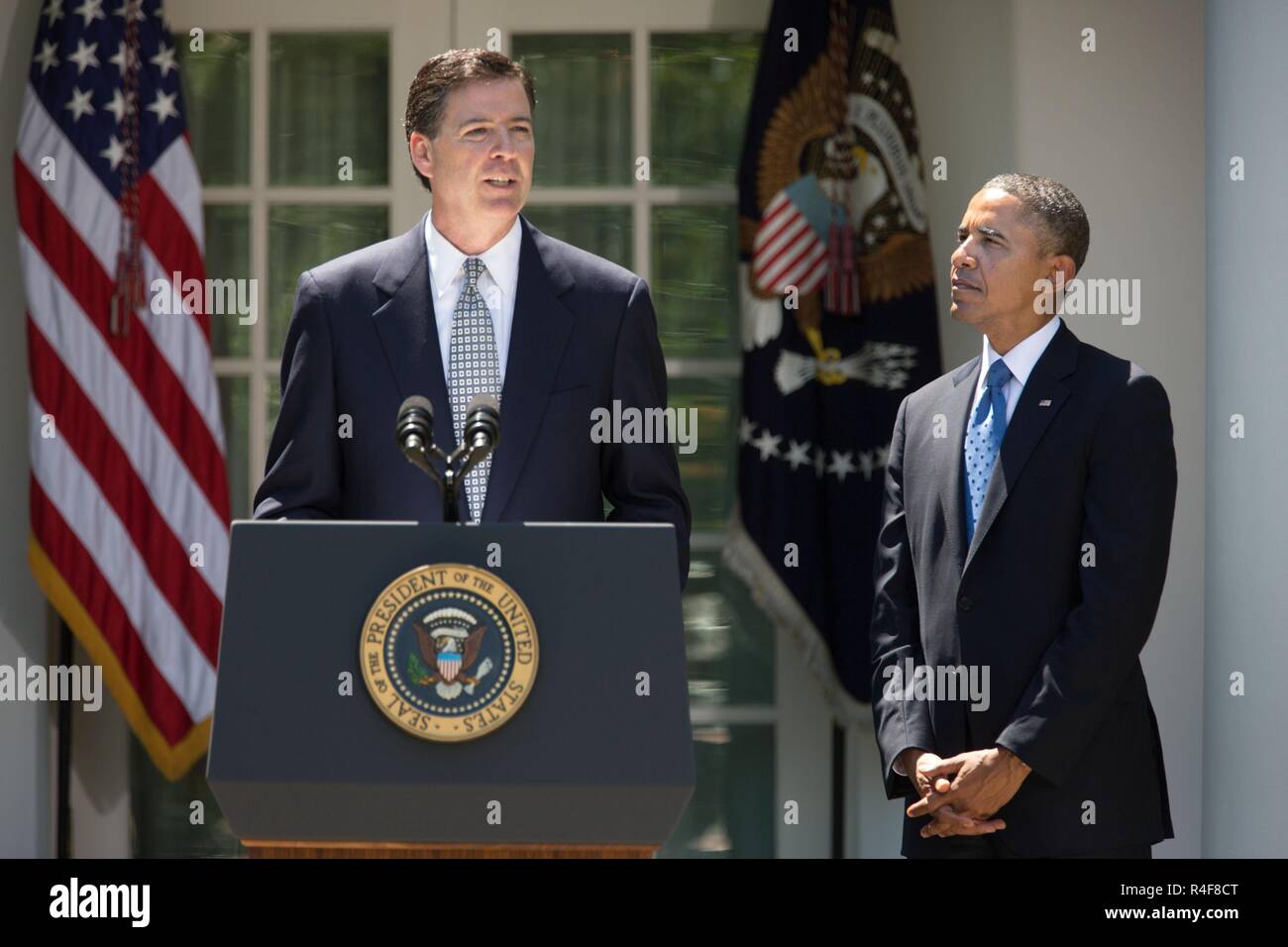 Le président Barack Obama se tient à nouveau le Directeur du FBI, James Comey à sa nomination cérémonie à la Maison Blanche Banque D'Images