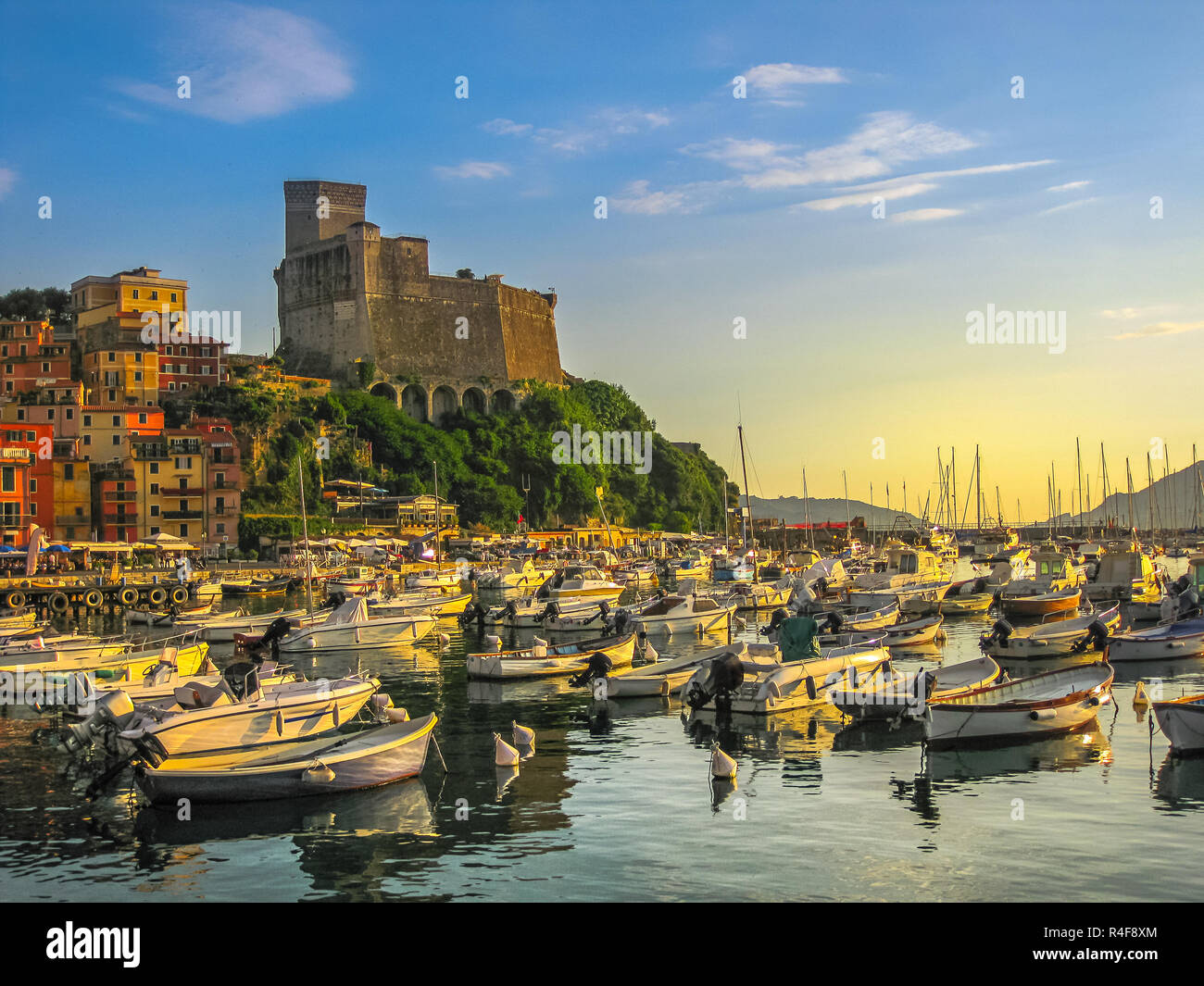 Château de Lerici à San Giorgio square au coucher du soleil. Vue depuis le port de La Spezia au crépuscule. L'Italie en Ligurie province. Banque D'Images