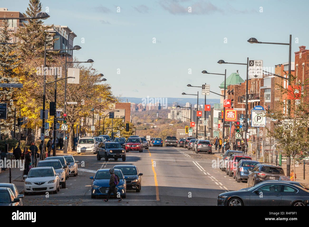 Montréal, Canada - le 4 novembre 2018 : typique, dans le quartier Côte-des-Neiges, avec les petites et moyennes entreprises, en passant par les voitures et protect Banque D'Images