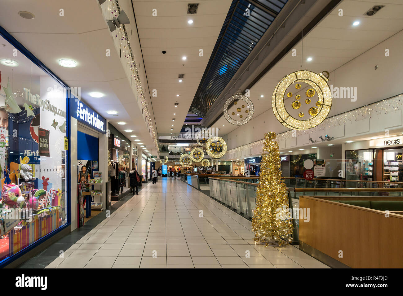 Une section de galeries Buchan shopping mall dans le centre de Glasgow, Ecosse, décorée pour Noël. La boutique d'ancrage, John Lewis, est à l'extrême tr Banque D'Images