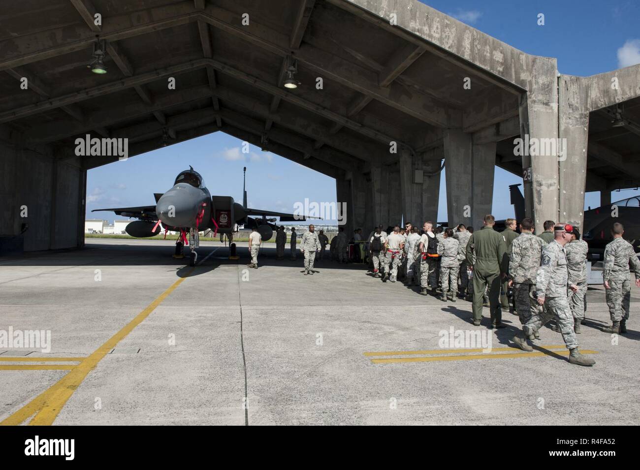 Aviateurs du 18e Escadron de Maintenance 67e Unité de maintenance d'aéronefs féliciter équipe de chargement d'armes les membres de l'équipe à la fin du troisième trimestre de la concurrence de la charge d'armes le 24 octobre 2016, à Kadena Air Base, au Japon. Les armes de la concurrence de la charge est une tradition consacrée entre les 67e et 44e UMA, mettant en valeur la capacité de chaque unité à préparer rapidement un F-15 Eagle pour des éventualités. Banque D'Images