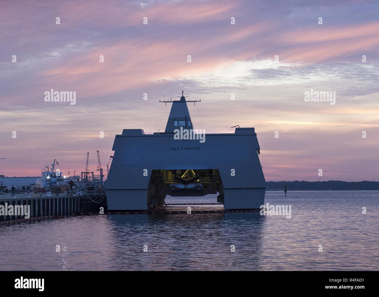 PANAMA CITY Beach, Floride - En mer du navire de recherche Fighter (FSF 1), porté à l'accueil Naval Surface Warfare Center Panama City se trouve du côté de la Division, jetée comme elle se prépare pour les prochaines missions de recherche comme le soleil se lève sur la baie de St Andrews, à Panama City, en Floride. La Marine américaine Banque D'Images