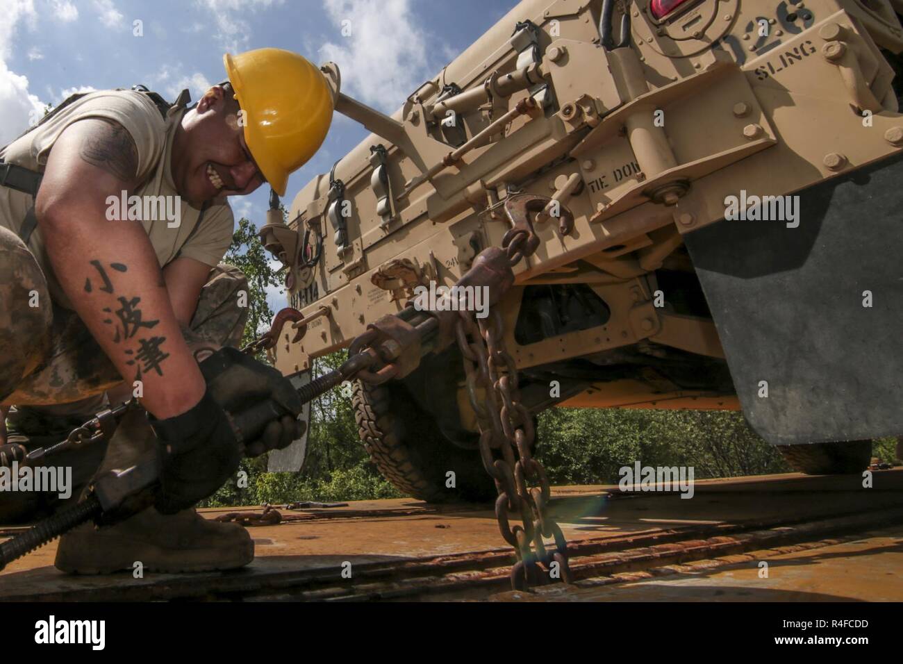 La CPS. William Wan dans le New Jersey Army National Guard's Brigade du 250e Bataillon de soutien obtient un véhicule sur un wagon à Morrisville, à Morrisville, en Pennsylvanie, le 2 mai 2017. Plus de 700 véhicules et remorques sont dirigés vers Fort Pickett, en Virginie, pour l'Armée de la Garde nationale d'entraînement au combat eXportable 17-01 exercice de capacité. Banque D'Images