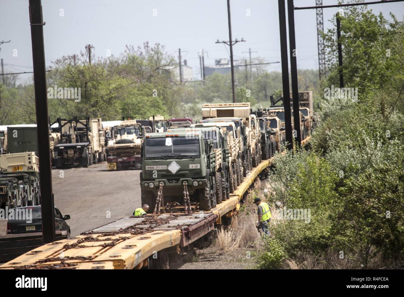 Soixante-huit soldats de la Garde nationale d'armée du New Jersey's 50th Infantry Brigade Combat Team chargé plus de 170 véhicules tactiques dans des wagons à Morrisville, à Morrisville, N.J., 2 mai 2017. Un total de 700 véhicules et remorques sont dirigés vers Fort Pickett, en Virginie, pour l'Armée de la Garde nationale d'entraînement au combat eXportable 17-01 exercice de capacité. Banque D'Images