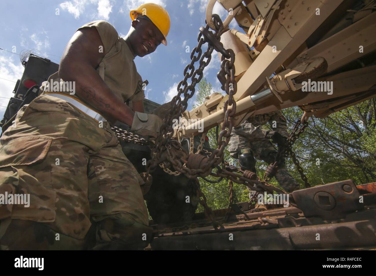 Un soldat de l'Armée américaine à partir de la New Jersey Army National Guard's 50th Infantry Brigade Combat Team obtient un véhicule sur un wagon à Morrisville, à Morrisville, en Pennsylvanie, le 2 mai 2017. Plus de 700 véhicules et remorques sont dirigés vers Fort Pickett, en Virginie, pour l'Armée de la Garde nationale d'entraînement au combat eXportable 17-01 exercice de capacité. Banque D'Images