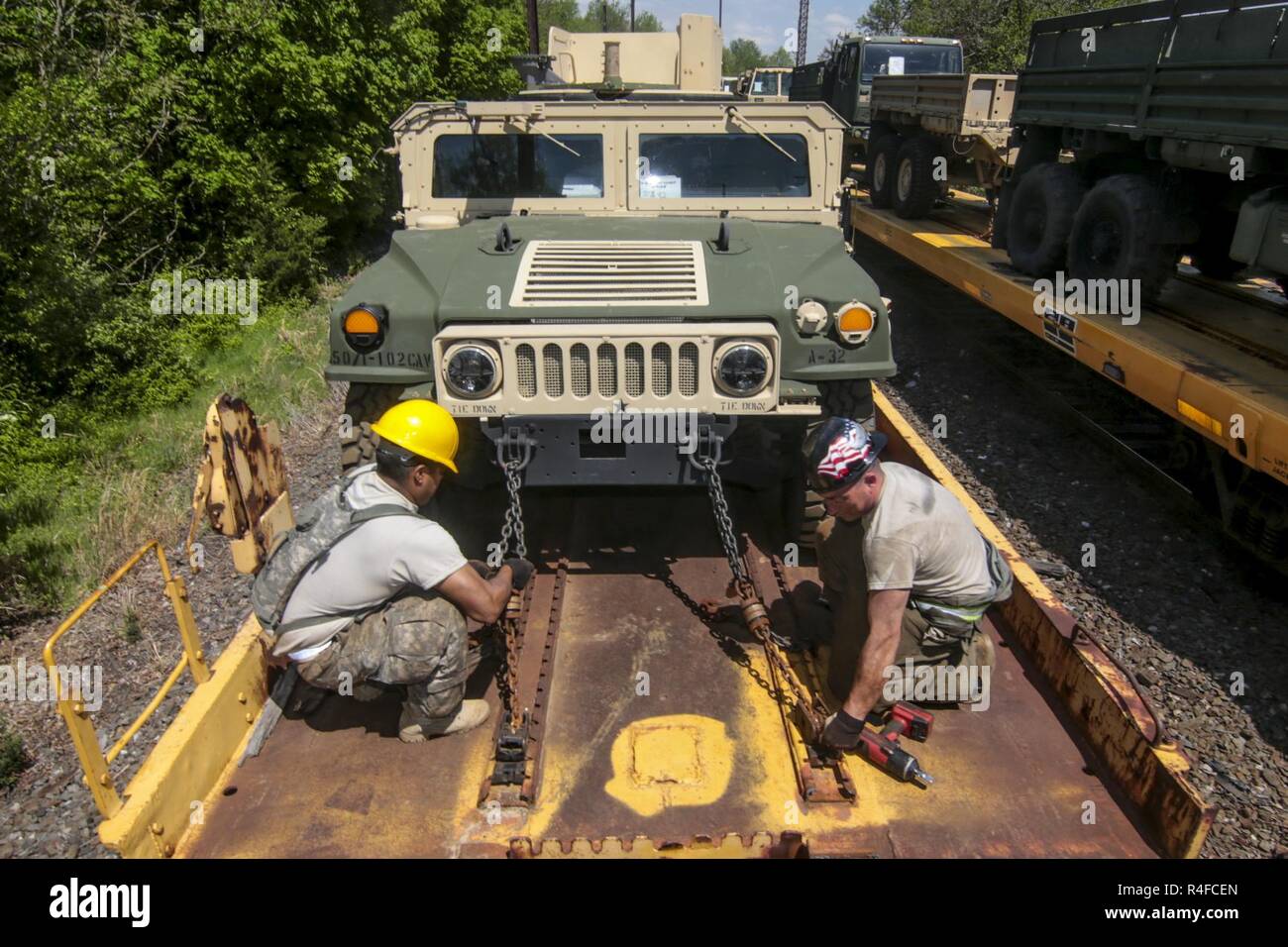 Les soldats de l'Armée américaine du New Jersey Army National Guard's 50th Infantry Brigade Combat Team assurer un véhicule sur un wagon à Morrisville, à Morrisville, en Pennsylvanie, le 2 mai 2017. Plus de 700 véhicules et remorques sont dirigés vers Fort Pickett, en Virginie, pour l'Armée de la Garde nationale d'entraînement au combat eXportable 17-01 exercice de capacité. Banque D'Images