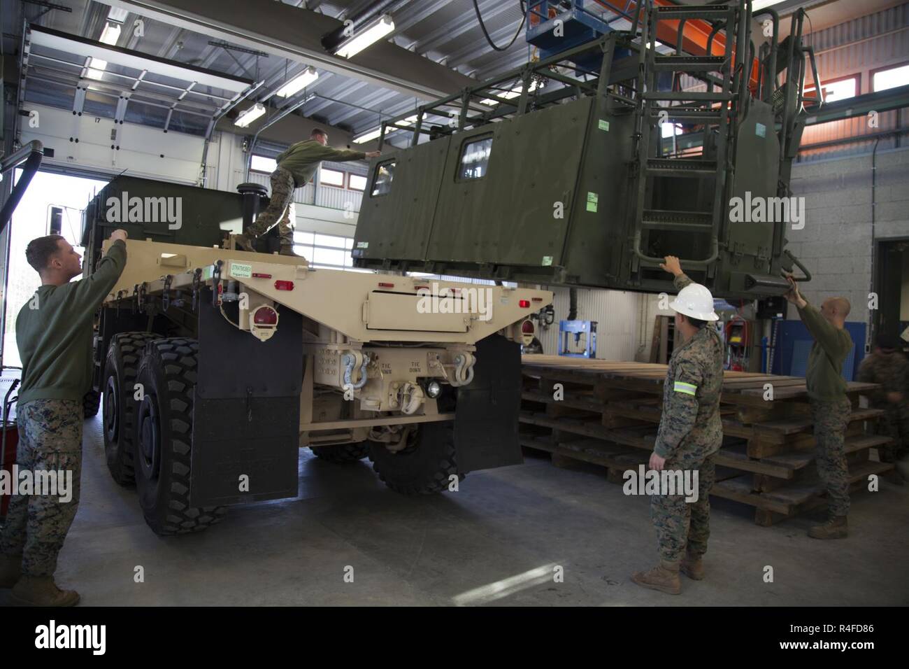 Les Marines américains avec 2e Bataillon de soutien du transport, de la logistique de combat 2, 2e Régiment de Marine Logistics Group, installer un tatou sur un support de remplacement des véhicules tactiques au cours de la mobilité stratégique Exercice 17 (STRATMOBEX) dans Frigaard, la Norvège, le 3 mai 2017. STRATMOBEX Marines formés sur les opérations logistiques impliquant des grottes du Marine Corps place préalable (Norvège programme MCPP-N). MCPP-N est essentielle à notre disposition dans la région. Banque D'Images