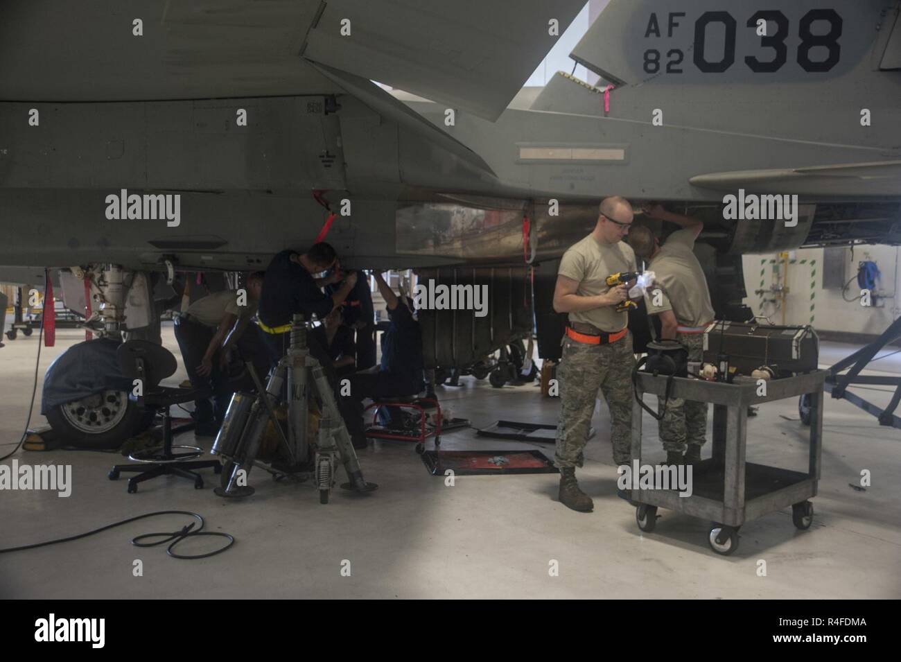 Les aviateurs de l'US Air Force à partir de la 67e Unité de maintenance d'aéronefs travaillent sur un F-15C Eagle 3 mai 2017, à Kadena Air Base, au Japon. Kadena est le foyer de plus de 80 F-15C Eagles à travers ses multiples escadrons de chasse. Banque D'Images