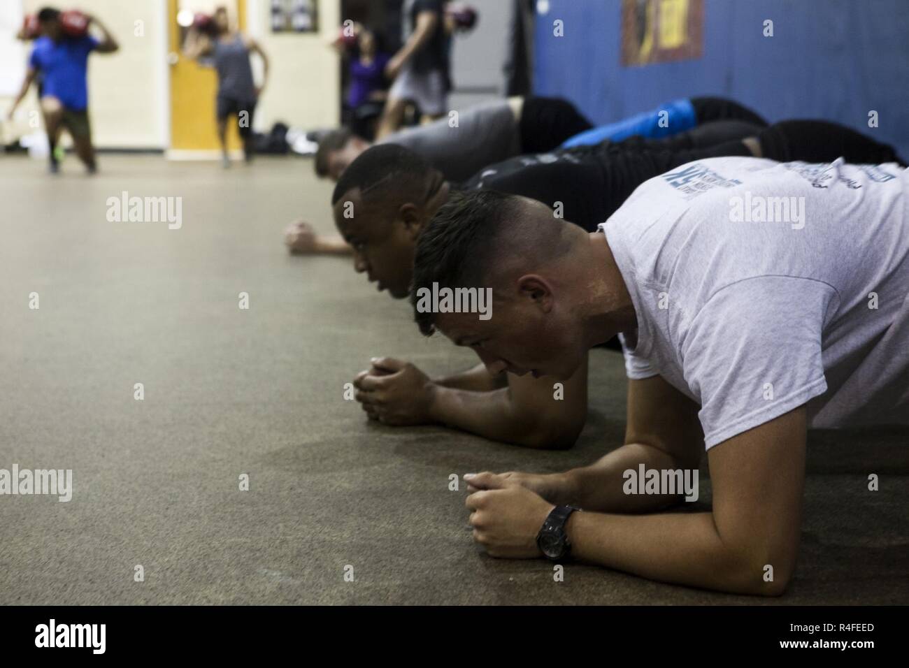 Les Marines américains avec 2nd Marine Aircraft Wing (MAW) effectuer des bandes au cours d'une formation tactique de haute intensité (HITT) session avec le brigadier. Le général Matthew G. Glavy, 2D MAW, général commandant de Marine Corps Air Station Cherry Point, N.C., 3 mai 2017. HITT est un programme de conditionnement physique conçu pour améliorer les niveaux de remise en forme et d'optimiser la préparation au combat et la résilience. Banque D'Images
